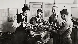 Avec son père Enzo Ferrari, et leur moteur Ferrari V12 Colombo, en 1947