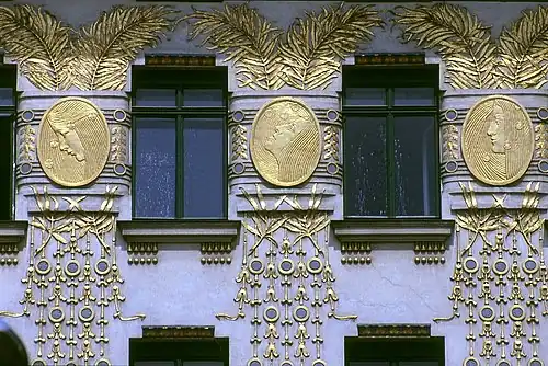 Médaillons de muses.