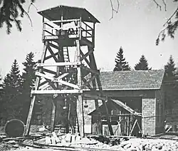 Autre vue du chevalement provisoire.