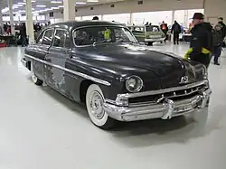 Sedan de 1951, vue avant…