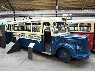 Photo de la vue de côté d'un car de couleur bleu.