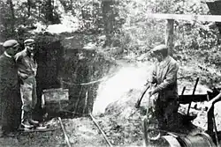 Sur la droite se trouve un treuil, sur la gauche se trouve une entrée de mine.