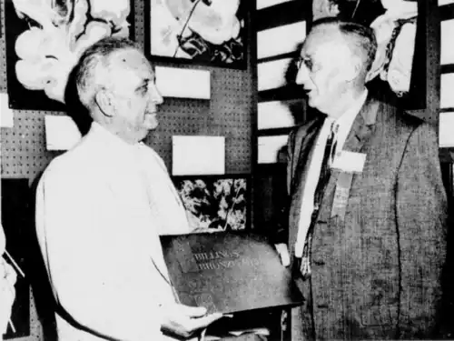 1959. Le professeur Philipp SCHWARTZ reçoit la Billing Bronze Medal de l'American Medical Association par le docteur Stanley REIMAN.