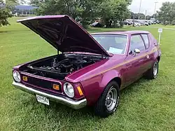 Une voiture violette, vue de trois-quarts avant.