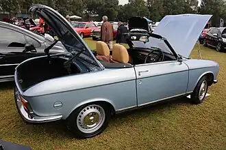 Une 304 cabriolet rutilante à un rassemblement Peugeot en Australie.