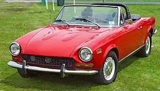 Une 124 Spider de 1974 avec un arceau de sécurité.