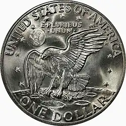 Pièce de monnaie représentant un aigle qui tient un rameau d'olivier et atterrissant sur la Lune ainsi que les inscriptions United States of America, One Dollar et E Pluribus Unum.