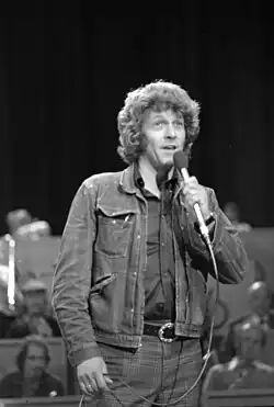 Description de l'image 1974 Britse acteur Peter Gilmore treedt als zanger op in het Luxor Theater, Rotterdam.jpg.