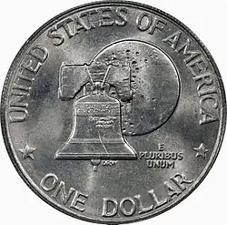 Pièce de monnaie sur laquelle se trouve une cloche, devant la Lune, et les inscriptions 1 Dollar, United States of America et E Pluribus Unum.
