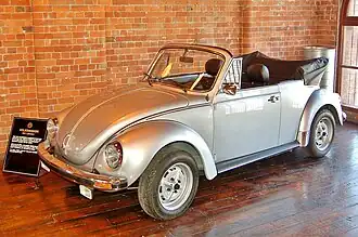 Une Coccinelle 1303 Cabriolet Karmann de 1976.