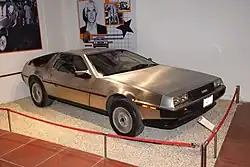 Photo d'une De Lorean exposée