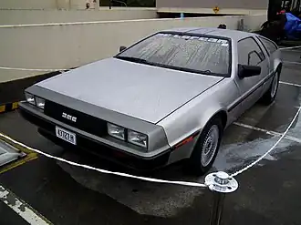 Photo d'une DeLorean DMC-12 vue de trois quarts avant.