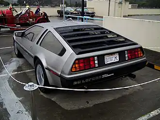 Photo d'une DeLorean DMC-12 vue de trois quarts arrière.