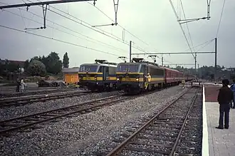 Train inaugural et quais en construction.