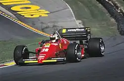 Photo de la Ferrari 156-85 de Stefan Johansson sur une piste de circuit
