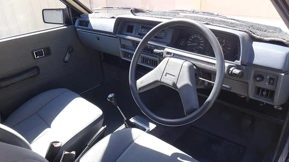 Tableau de bord d'une Mitsubishi Colt de 1989.