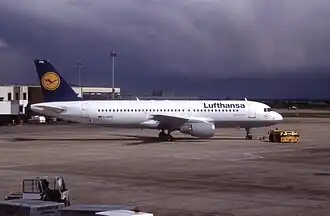 D-AIPN, l'Airbus A320 impliqué dans l'accident, ici à l'aéroport de Londres Heathrow en avril 1990