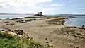 L'îlot situé à l'extrémité de la pointe du Château vu de cette dernière à marée basse.