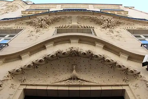 19, rue Octave-Feuillet (détail du paon de la porte d'entrée).
