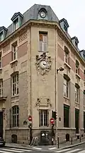 No 19, avec un bas-relief au nom de Didot-Bottin, au croisement avec la rue Gaston-Gallimard.