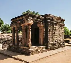 Temple 17. Époque Gupta, Ve&nbsp;siècle. Le premier exemple de temple bâti, en Inde. Cella à toit plat précédé d'un portique.