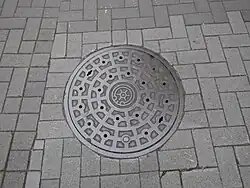 Plaque d'égout à Shimo-Kitazawa, arrondissement de Setagaya