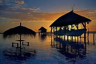 Des fare sur pilotis à Fakarava, dont l'un sert d'abri à bateaux.