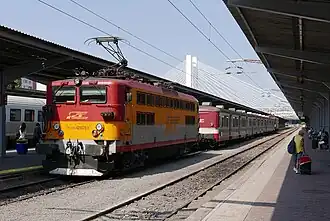 BB 25500 (petites cabines) et rame RIO à Bucarest.