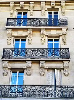 Mascarons : enfants, adultes et vieillards.