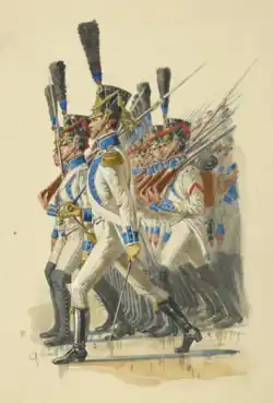 Des soldats du début du XIXe&nbsp;siècle, marchant en ligne de droite à gauche, officier au premier plan.