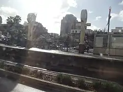 Vue du quai, ciel bleu et soleil.