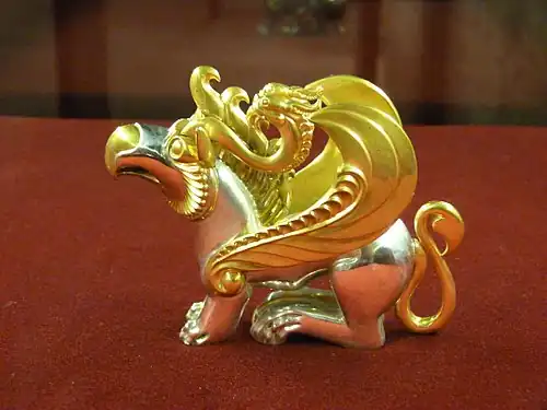 griffon en or et argent, provenant d'un kourgane du Kazakhstan, IVe&nbsp;siècle&nbsp;av. J.-C.
