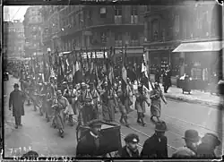Soldats des 33e et 43e RI défilant à Paris le 20 février 1922, portant les drapeaux des régiments dissous.
