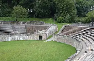 Porte de l'une des carceres.