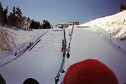 Un athlète pendant un saut à ski.
