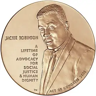 Médaille qui représente Jackie Robinson en buste ; il y est également inscrit son nom, la phrase « A lifetime advocacy for social justice & human dignity » et « act of congress 2003 »