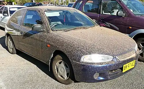 Voiture maculée par la tempête de sable.