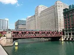 Vue sur le Merchandise Mart et le pont de Wells Street sur lequel traverse une rame du métro de Chicago.