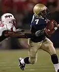 Le cornerback Josh Wilson (#4) tente de plaquer le running back Reggie Campbell (#7) en 2005.