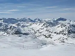 Une chaîne de montagnes enneigées.