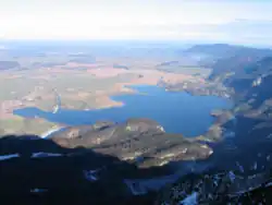 Photo aérienne d'un lac.