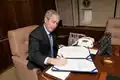 Le président Bush signant une loi budgétaire le 26 décembre 2007 dans la salle de conférence d'Air Force One.