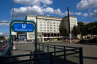 Une bouche d'accès à la station.