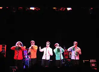 Le GlasBlasSing Quintett&nbsp;(de), est un groupe de musique allemand qui joue de la musique pour instruments à vent sur des bouteilles remplies d'eau à différents niveaux ou entièrement vides et qui appelle cela de la musique pour bouteilles.