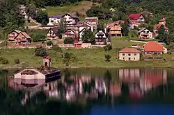Le village de Mavrovo au bord du lac.