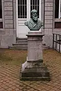 Buste devant l'entrée de l'ancienne École industrielle de Liège.