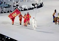 Photographie de l'entrée de la délégation monténégrine lors de la cérémonie d'ouverture.