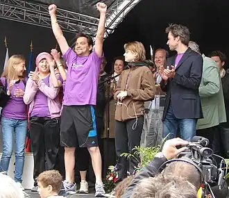 Remise d’un prix de la course caritative de la Foulée suresnoise 2011 à un bénéficiaire du don d'organes.