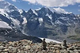 Le piz Tschierva tout à droite, le piz Morteratsch au centre et le piz Bernina tout à gauche
