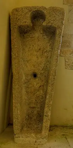 Sarcophage roman trapézoïdal à intérieur anthropomorphe et à loge céphalique.